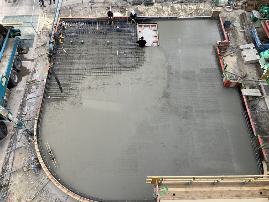 Kinderoase - betonieren der Bodenplatte