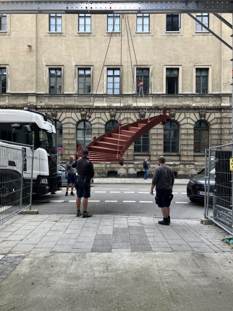 29. Juli 2025 | Anlieferung der Innentreppe