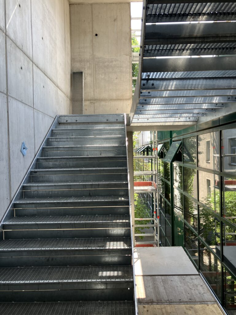 Ingeborg Pohl Kinderoase an der TUM: 5. OG - Stahlbautreppe Dachanschluss