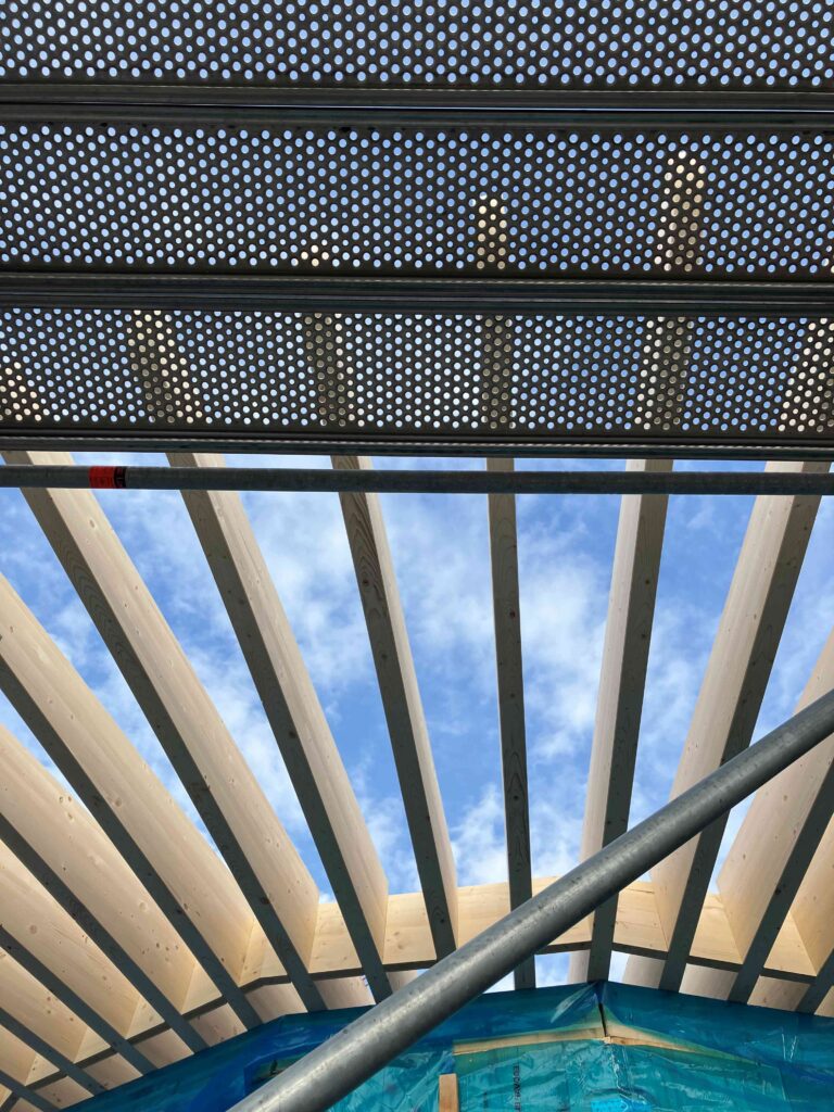 Ingeborg Pohl Kinderoase an der TUM: Auskragung Holzdach im 5. OG