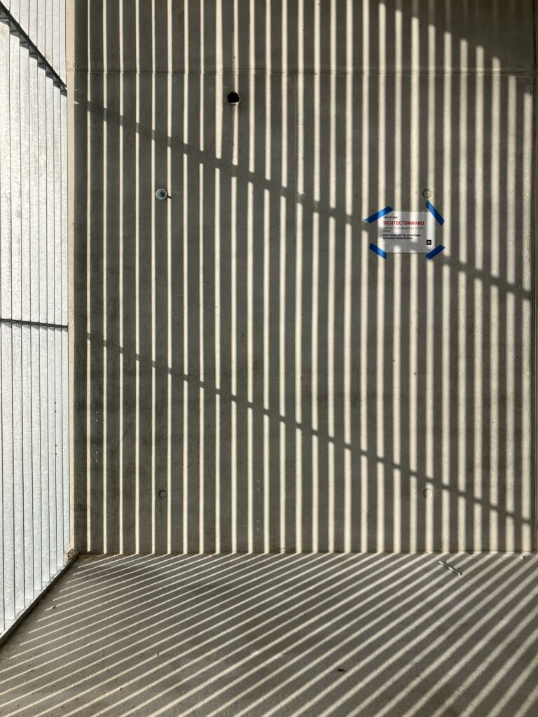 Ingeborg Pohl Kinderoase an der TUM: Schattenspiel an der Außentreppe