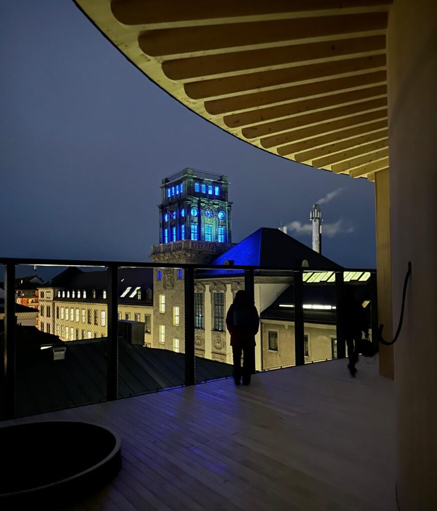 Ingeborg Pohl Kinderoase an der TUM: Blick zum Uhrenturm von der Dachterrasse