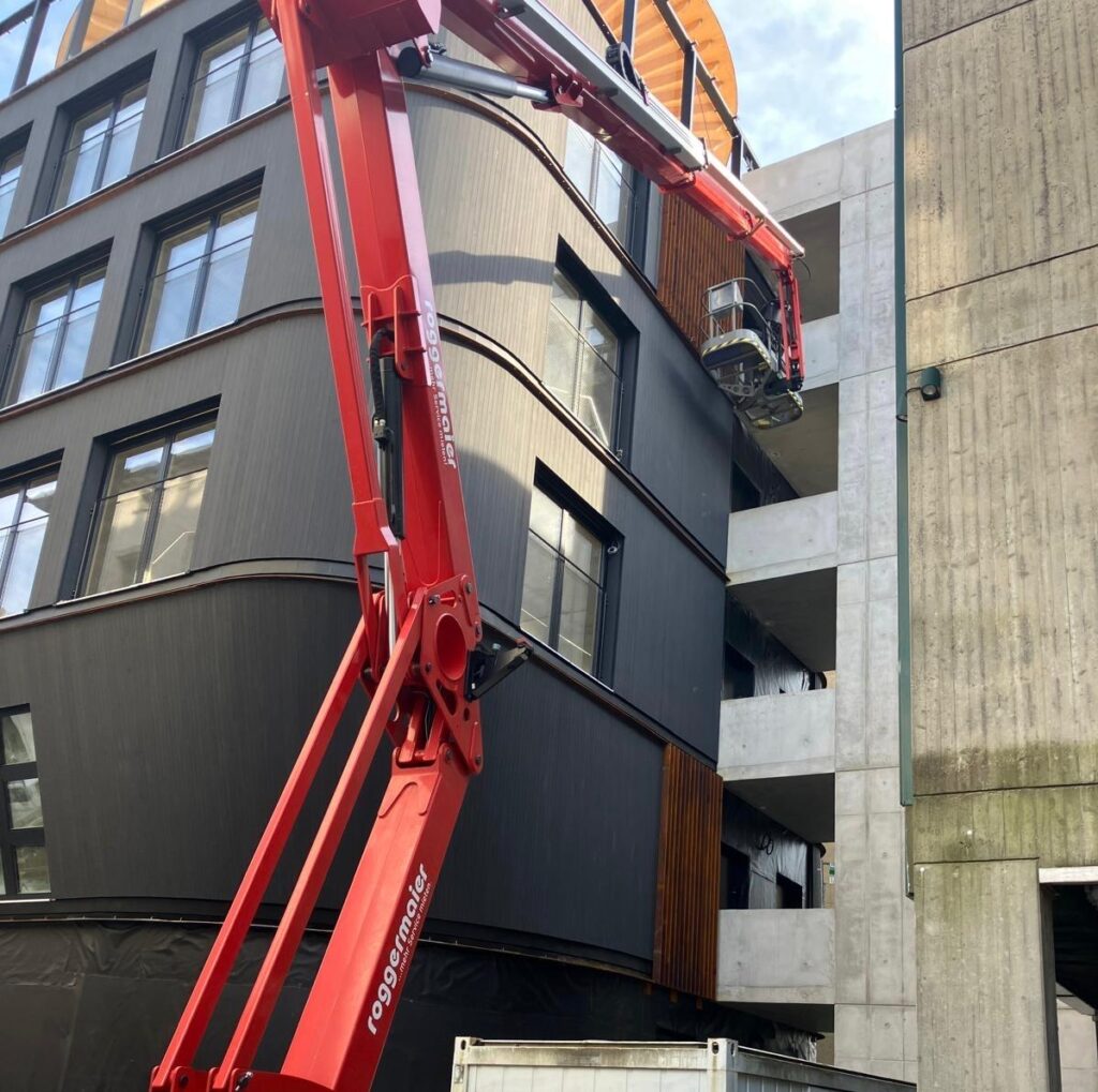 Ingeborg Pohl Kinderoase an der TUM: Die ersten Elemente der Cortenstahl-Fassade werden angebracht.