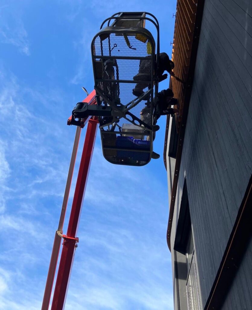 Ingeborg Pohl Kinderoase an der TUM: Die ersten Elemente der Cortenstahl-Fassade werden angebracht.