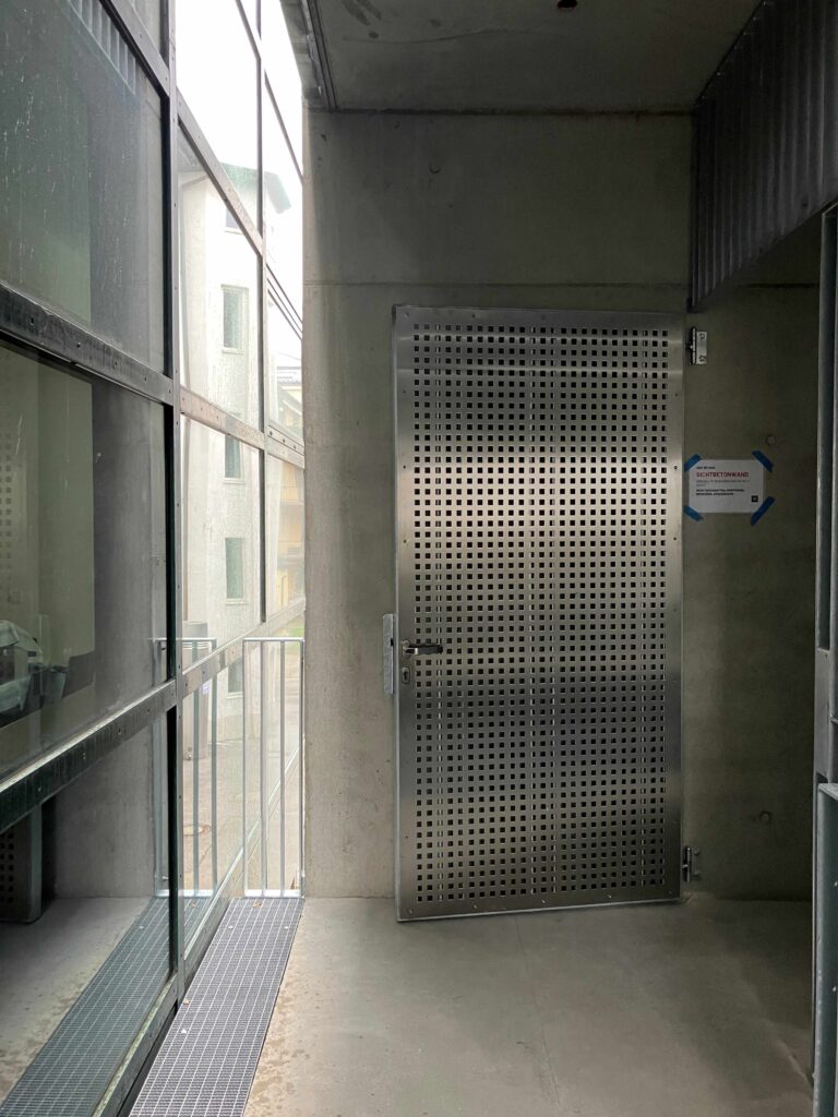 Ingeborg Pohl Kinderoase an der TUM: Tür zur Außentreppe auf dem Mensabalkon