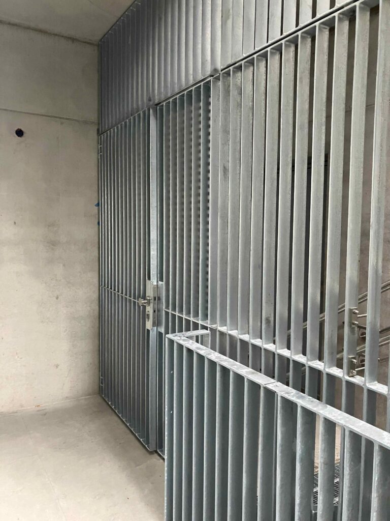 Ingeborg Pohl Kinderoase an der TUM: Tür zur Außentreppe auf dem Mensabalkon