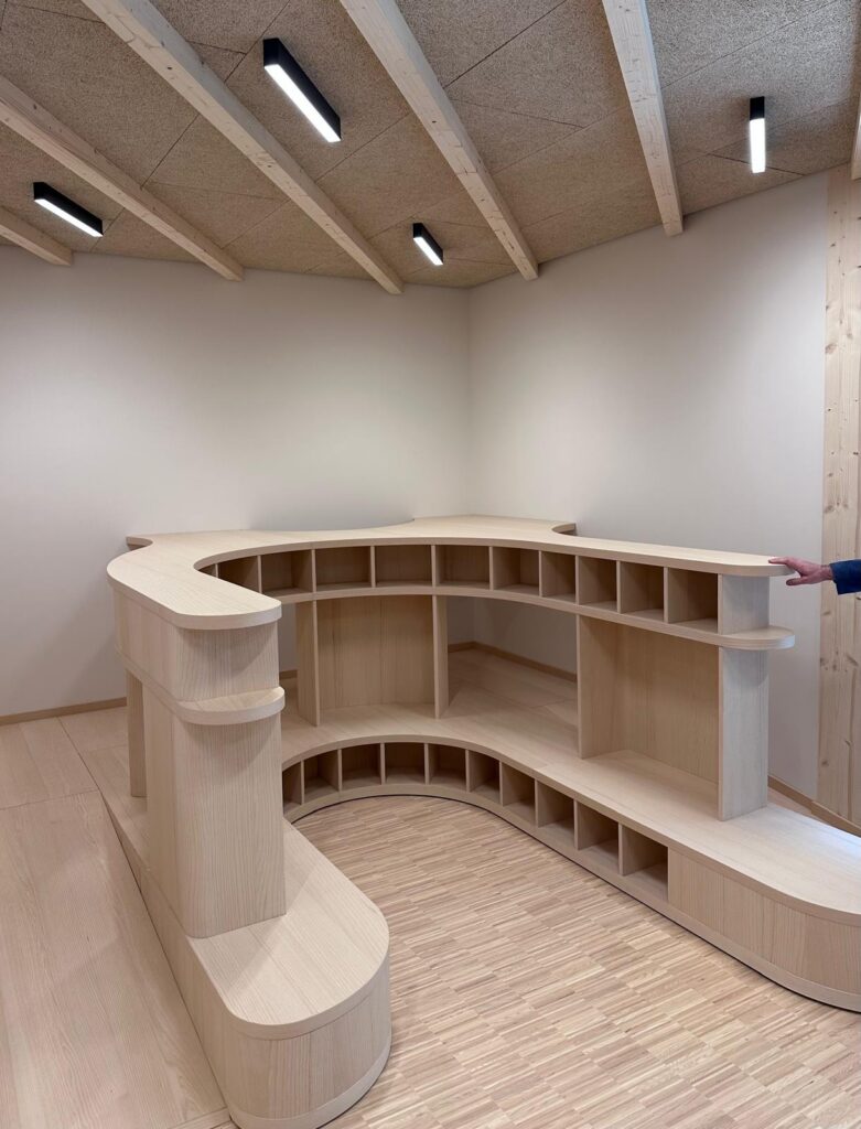 Ingeborg Pohl Kinderoase an der TUM: Kindergarderobe aus Holz