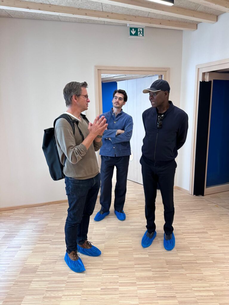 Ingeborg Pohl Kinderoase an der TUM: Rundgang mit Architekt Francis Kéré (Entwurf der Kinderoase sowie Architekt Andreas Staudacher und Holzbauingenieur Lino Banhierl (beide GAPP)