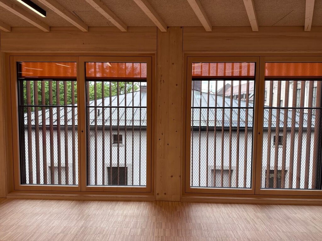 Ingeborg Pohl Kinderoase an der TUM - Blick durch die Cortenstahl-Fassade