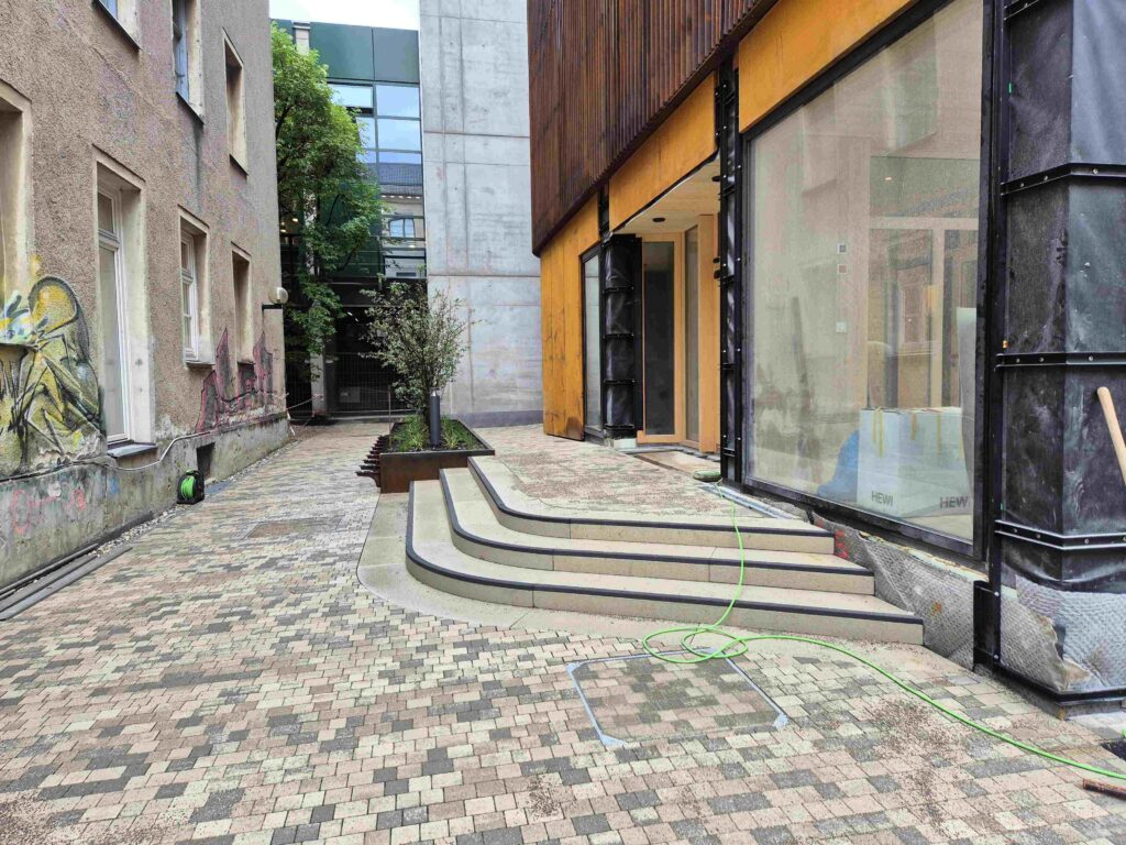 Kinderoase an der TUM: 9. Juni 2026 | Anbringen der Cortenstahlfassade im Erdgeschoss