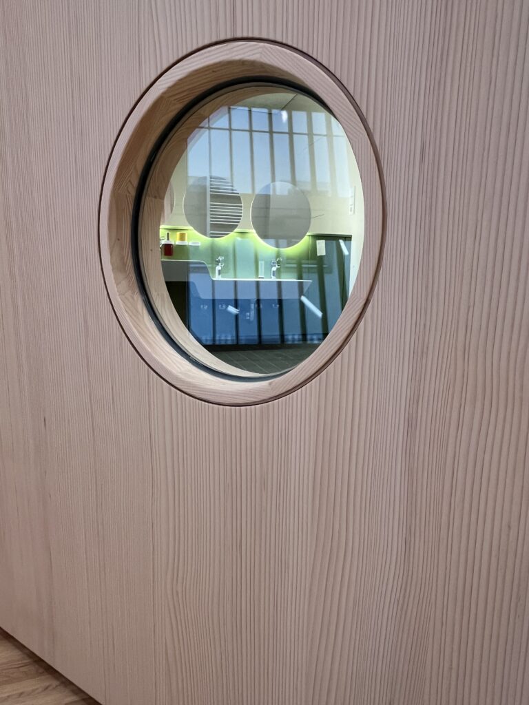 Kinderoase an der TUM - Guckloch in der Türe