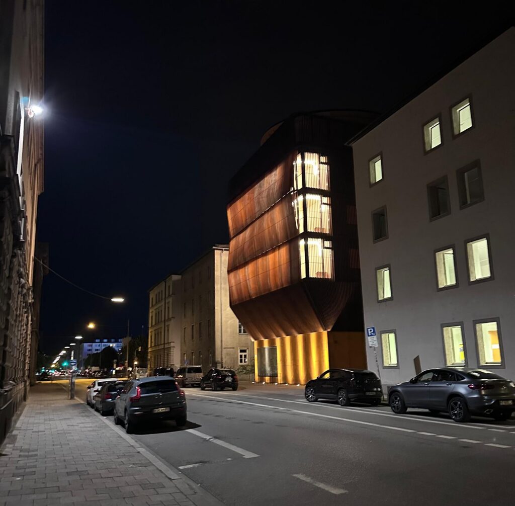 Kinderoase an der TUM bei Nacht